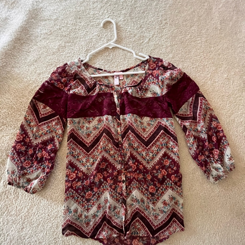 Dolled Up blouse.. size small, burgandy/teal floral with lace…